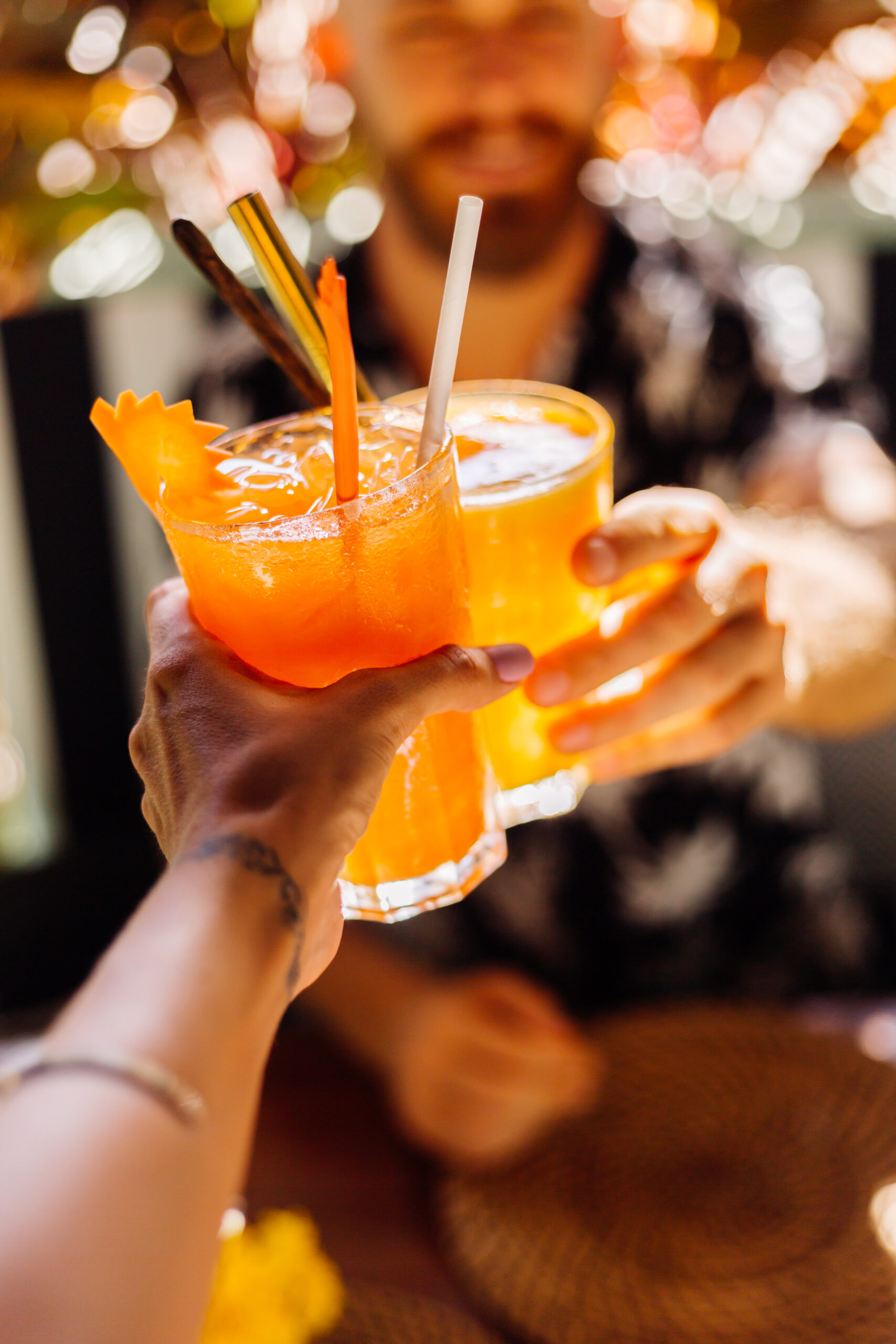 couple d amis tinter des verres de savoureux cocktails tropicaux aux beaux jours au cafe scaled